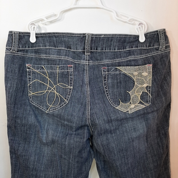 Venezia Plus Stretch Denim Capris - Picture 9 of 12